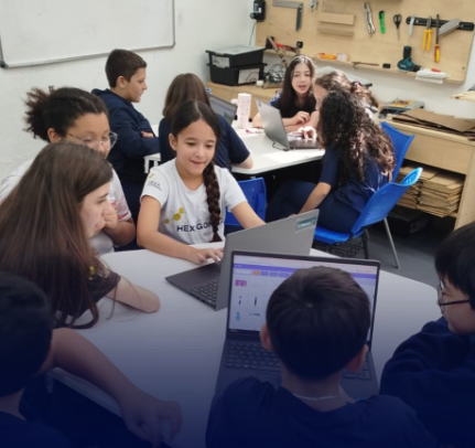 Alunos trabalhando com prototipagem eletrônica e design maker